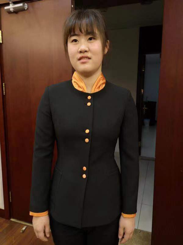 秋季定制酒店服務(wù)員服裝如何展現(xiàn)企業(yè)特征